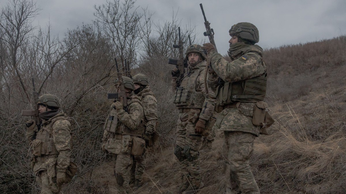 Soldados ucranianos del 1er Batallón de Asalto Separado Da Vinci participan en un ejercicio de entrenamiento en la región de Dnipropetrovsk.