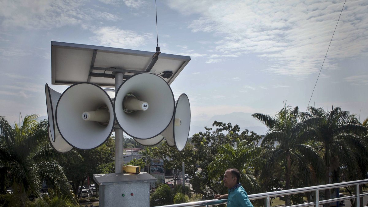 Fotografía de archivo de los altavoces del sistema de alerta de tsunami en Padang, en la provincia de Sumatra Occidental en Indonesia, el país más afectado por el tsunami del 26 de diciembre de 2004.