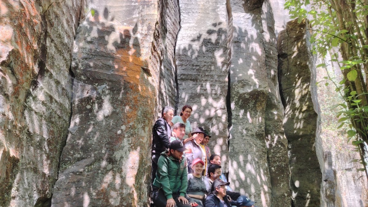 Los turistas que llegan a este lugar pueden subir a las rocas que forman parte de las columnas.