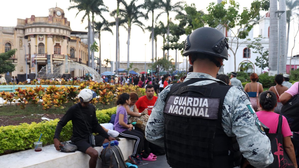 Un integrante de la Guardia Nacional (GN) camina en un parque este jueves, en el municipio de Tapachula, en Chiapas (México).