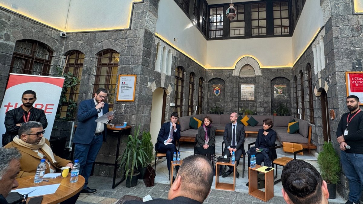 El ministro de Asuntos Exteriores de Francia, Jean-Noel Barrot (C-R), se reúne con representantes de la sociedad civil siria en Damasco el 3 de enero de 2025.