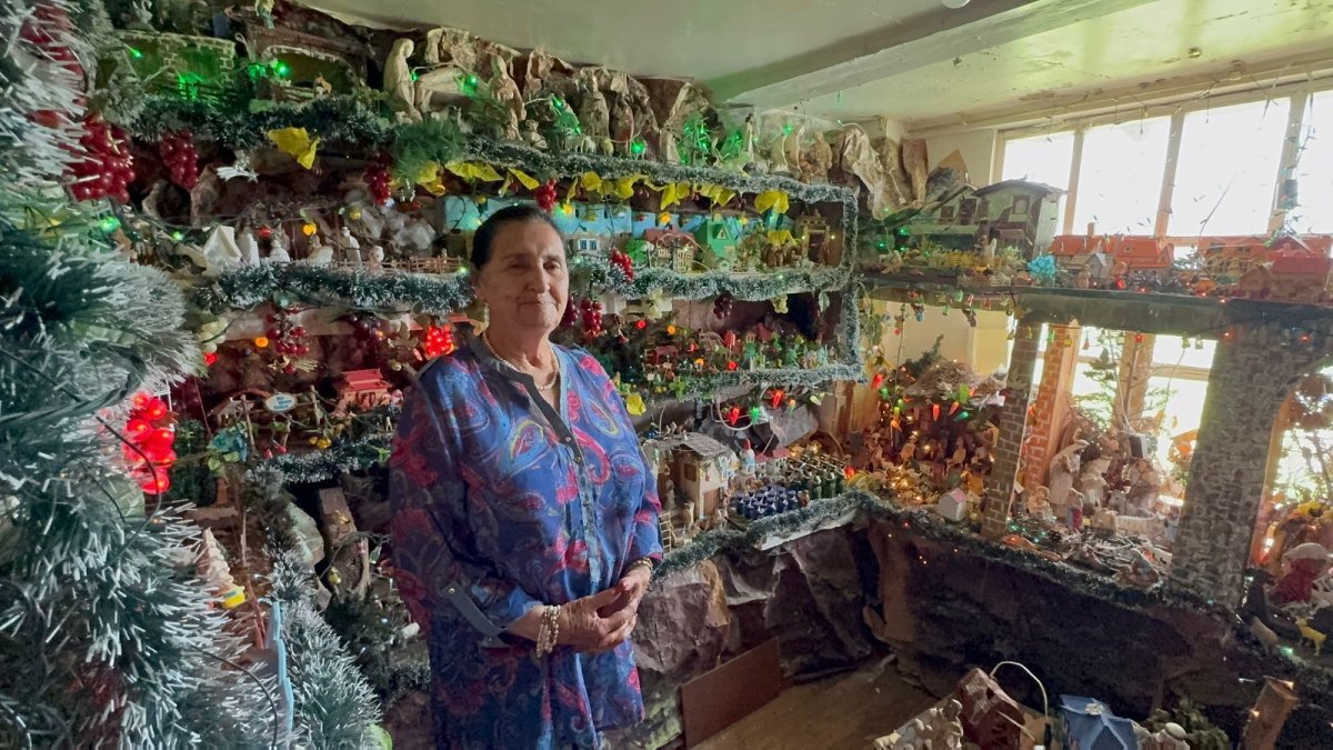 Mírian Jara, belenista muestra su colección de belenes que son un museo viviente.