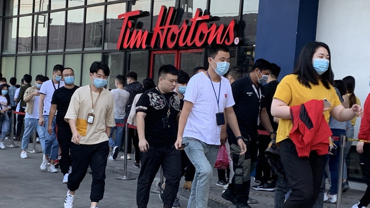 Los trabajadores chinos de camino a trabajar a casinos virtuales, ilegalizados a partir del pasado 31 de diciembre.