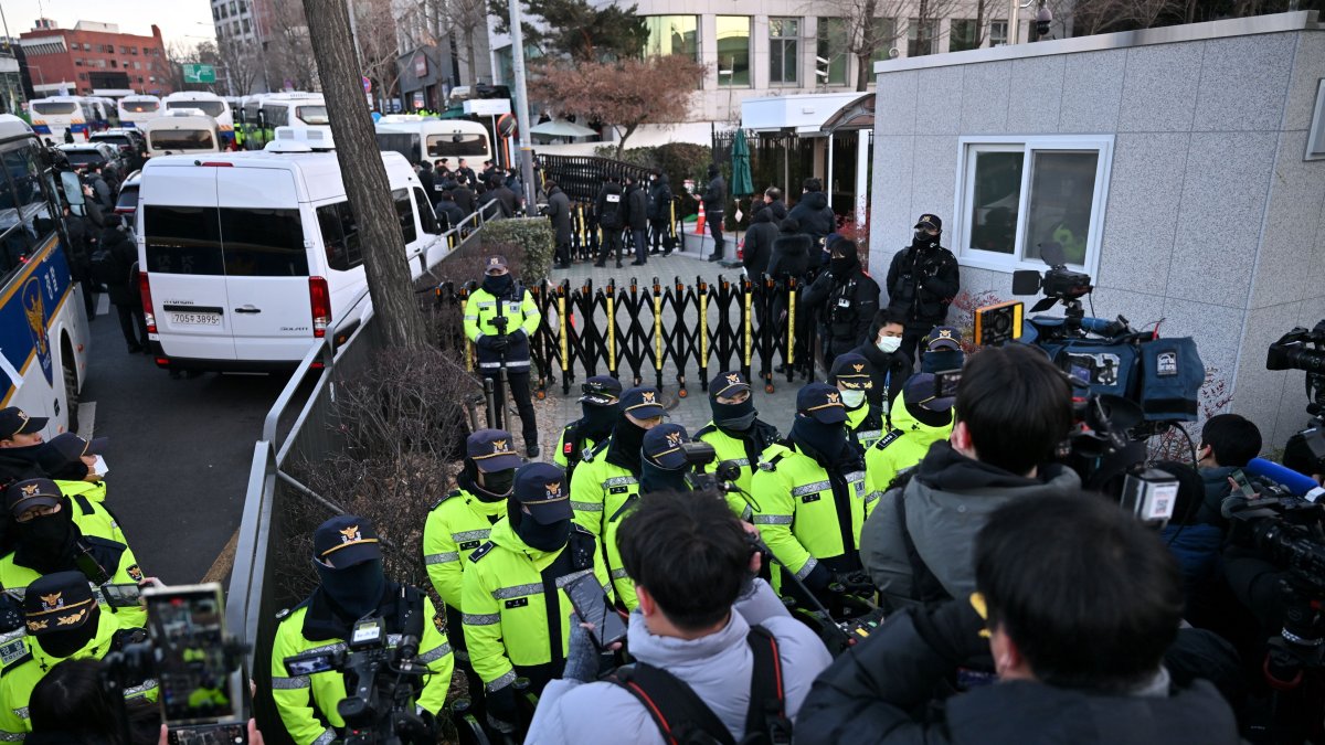 La policía hace guardia en la residencia del presidente destituido de Corea del Sur, Yoon Suk Yeol, en Seúl, el 3 de enero de 2025.