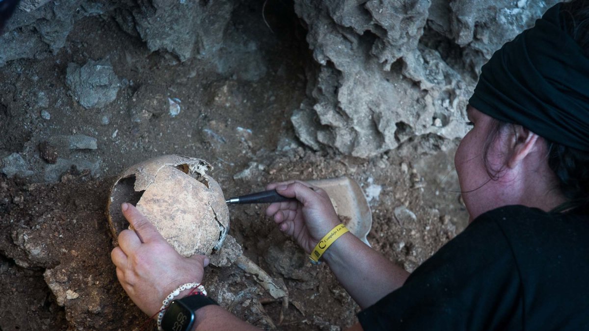 Imagen de una de las científicas que han participado en la excavación arqueológica en Canimar Abajo, Cuba.
