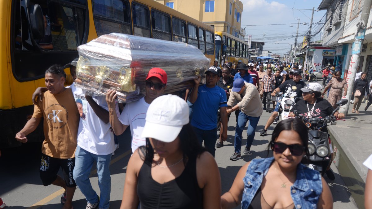 Honras fúnebres de niños de Las Malvinas.