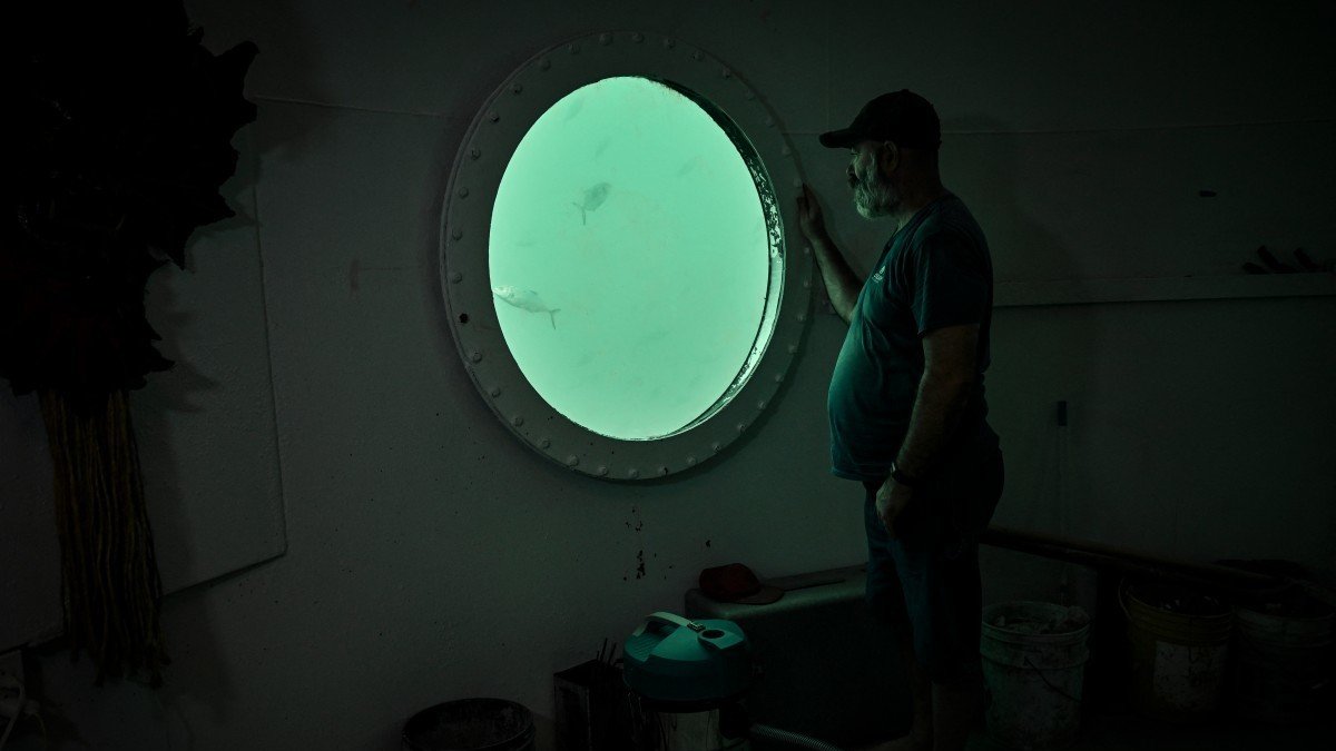 El ingeniero aeroespacial alemán Rudiger Koch, de 59 años, mira a través de una ventana dentro de una habitación submarina frente a la costa de Puerto Lindo, Panamá.