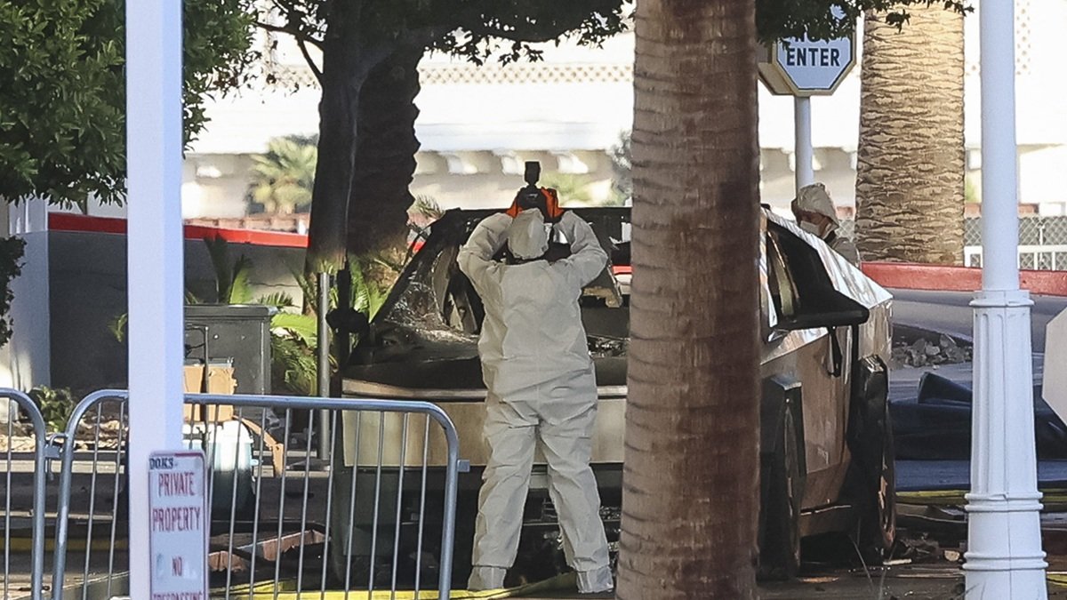 Un investigador fotografía un Tesla Cybertruck que explotó afuera del vestíbulo del hotel del presidente electo Donald Trump el 1 de enero de 2025, en Las Vegas.