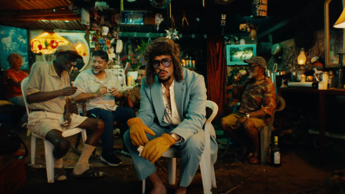 Bad Bunny en el video de su canción 'PItoRro de Coco'.