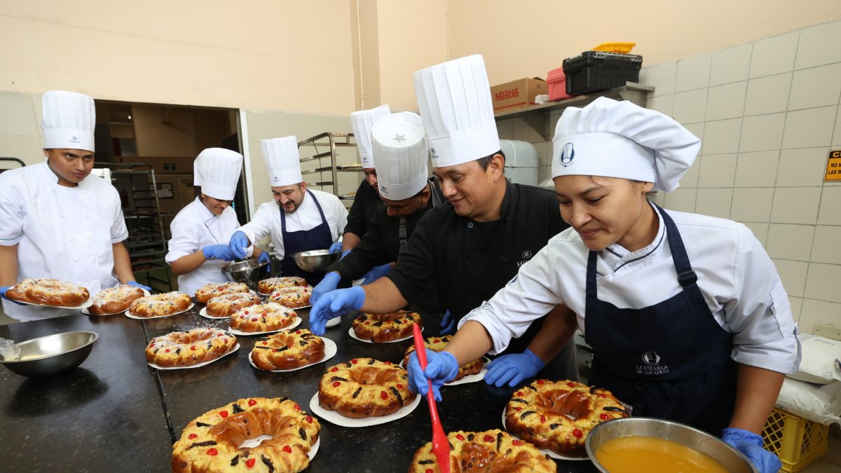 Los chefs decoran las roscas de reyes en la panadería del Hilton Colon.