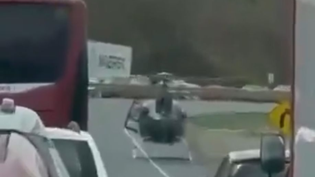 El helicóptero aterrizó en vía a la Costa.