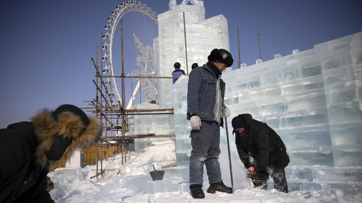 Los trabajadores preparan bloques de hielo en el Festival de Hielo y Nieve de Harbin, en Harbin, provincia de Heilongjiang, China, el 2 de enero de 2025.