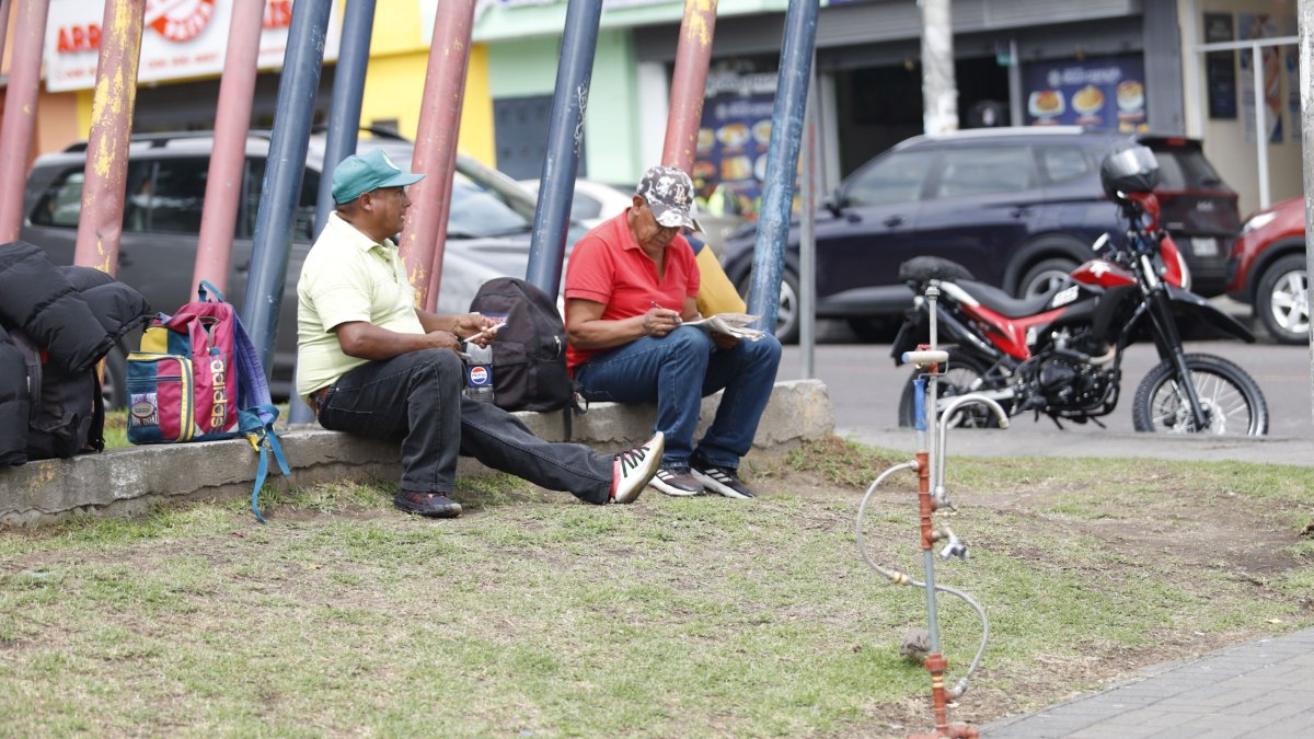 El empleo informal registró un descenso en mayo de 2025, según el INEC (foto referencial).