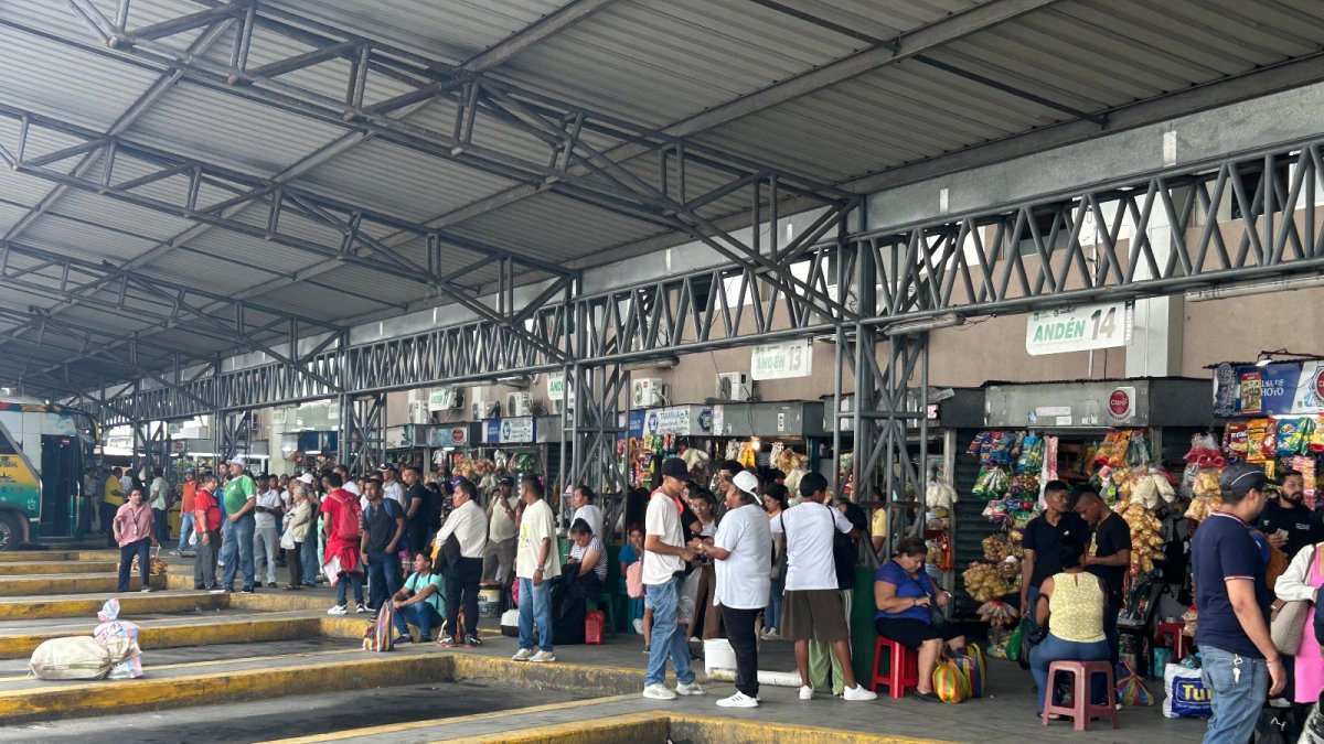 Traslado. Varios ciudadanos salieron con rumbo a la costa del país.