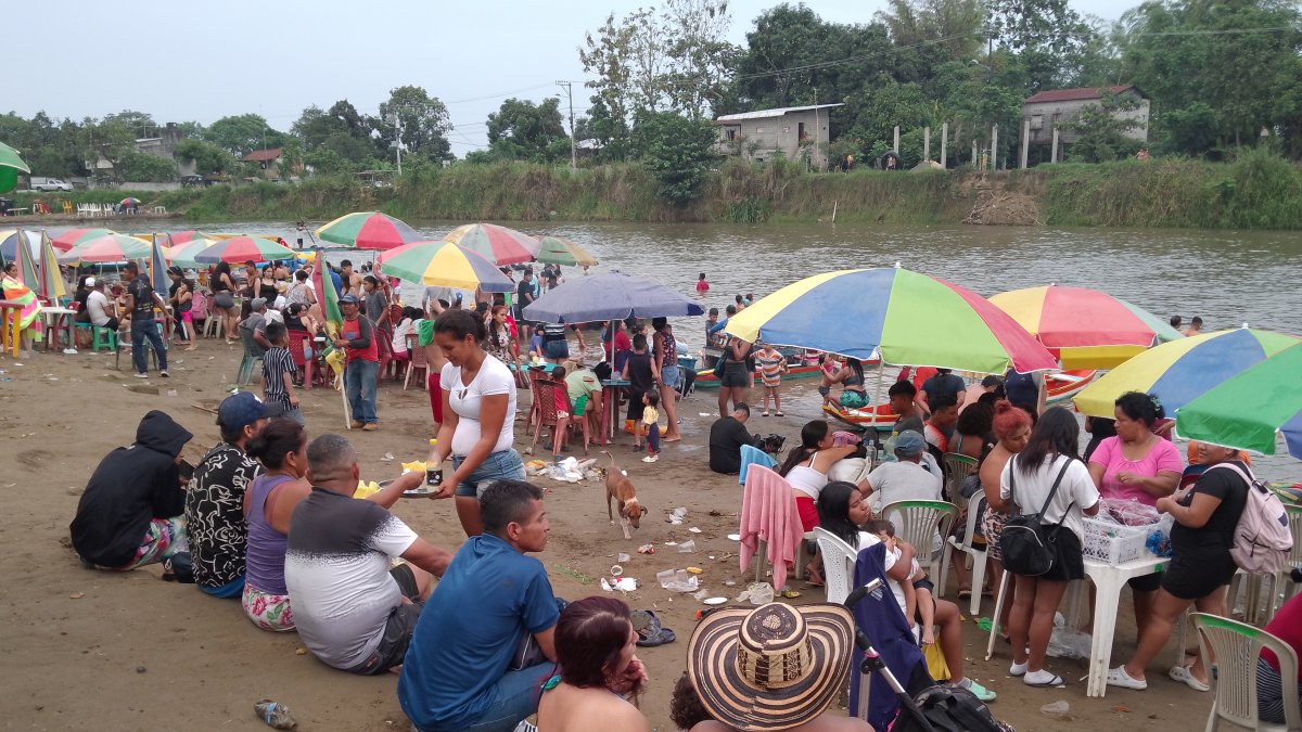 Visitas. Decenas de ciudadanos llegaron a los balnearios de Salitre.
