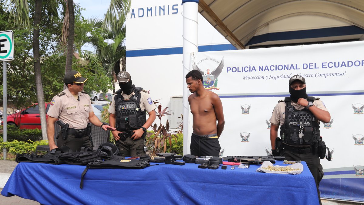 Entre los hallazgos había armas y municiones.