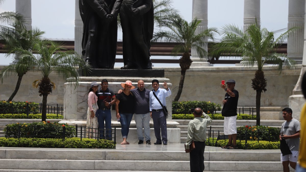 Visitas. El malecón Simón Bolívar es uno de los puntos turísticos más importantes de Guayaquil y del país. Cada año acoge a decenas de miles de visitantes locales y extranjeros.