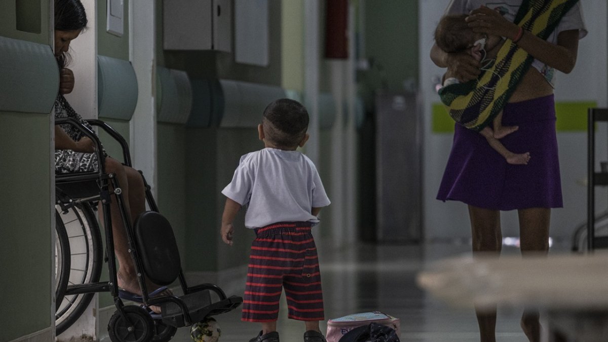 Un bebé yanomami y su madre en el Hospital Infantil Santo Antonio en Boa Vista, la capital de Roraima, en la región norte de Brasil.