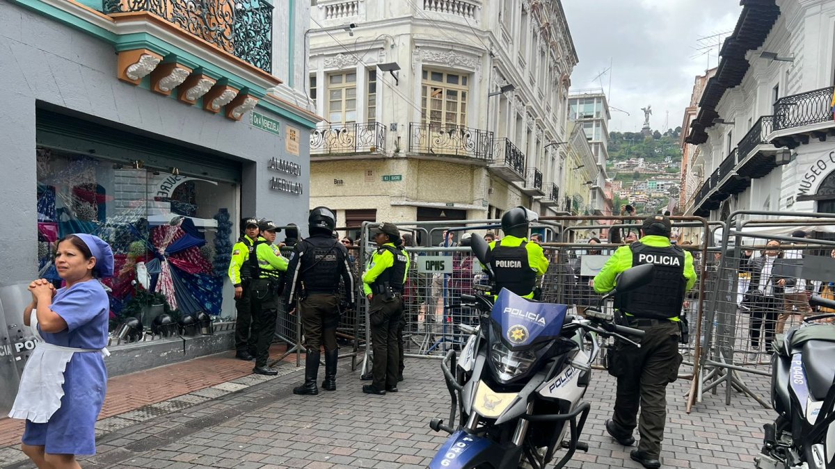 Los alrededores de la Plaza Grande se encuentran cercados y con un fuerte contigente policial este sábado 4 de enero