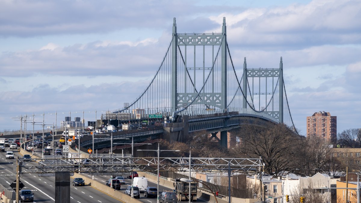 Fotografía de vehículos en la autopista hacia el puente Robert F. Kennedy este jueves, Nueva York (EE.UU.). 