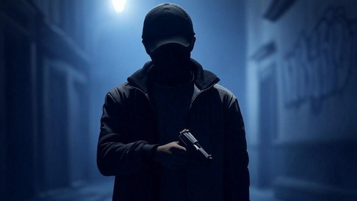 Foto referencial de un menor con un arma