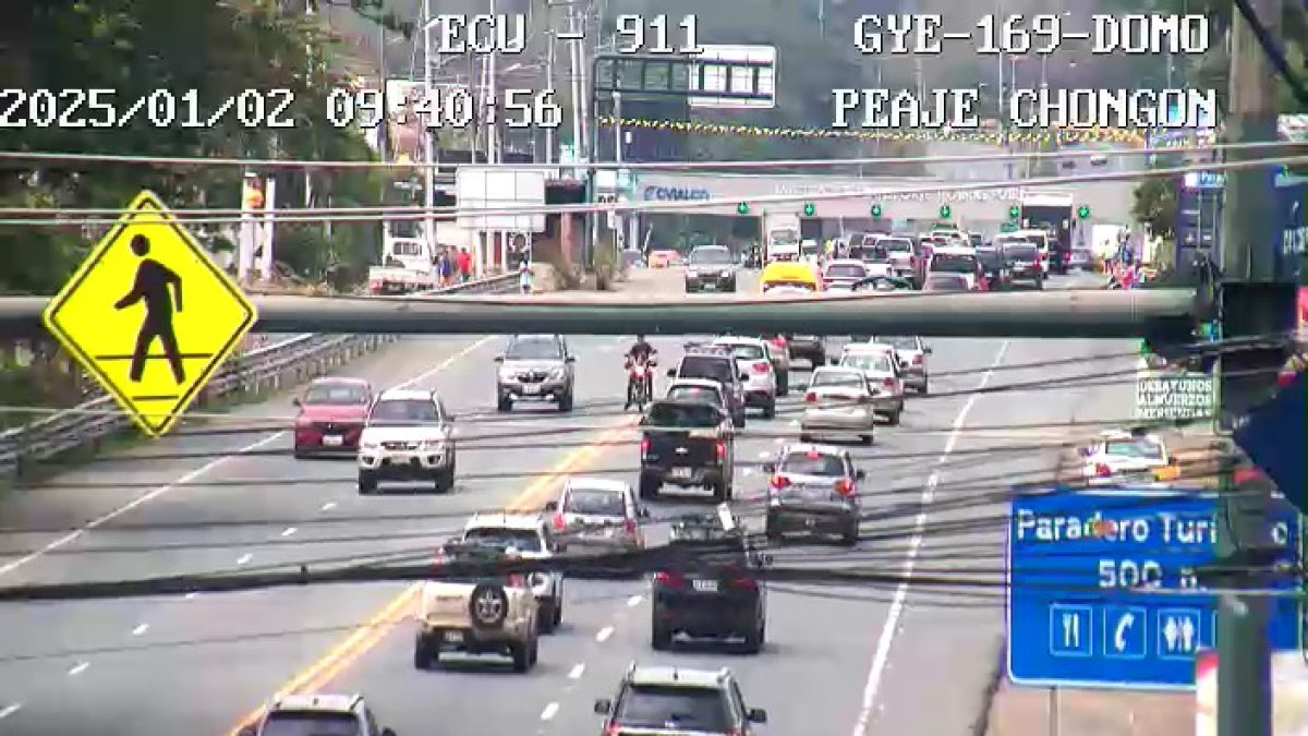 Vista de automotores cruzando el peaje.