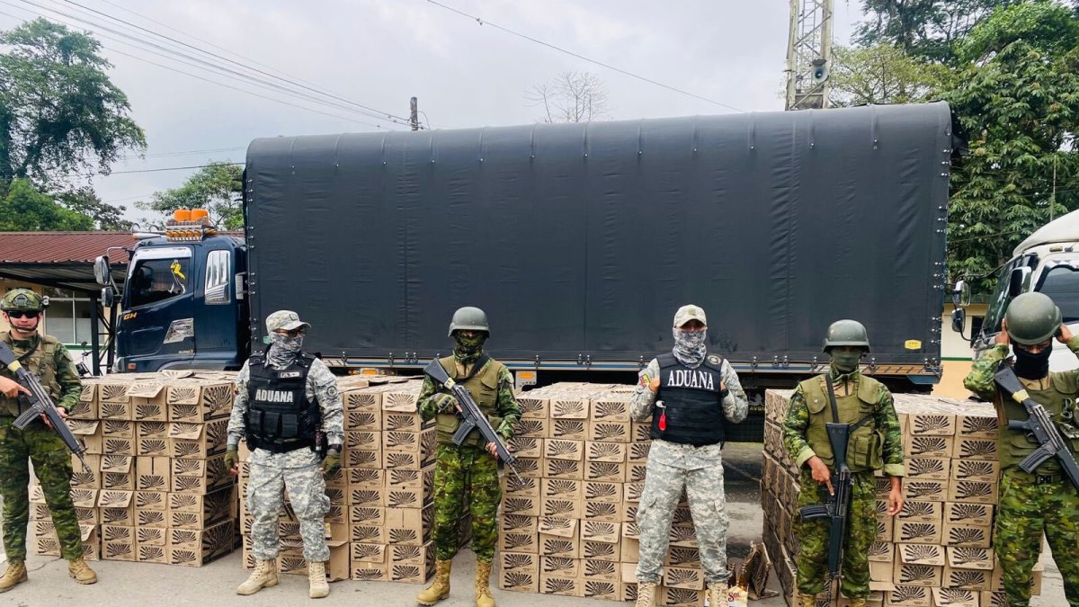 Control. La autoridad detiene una supuesta carga de cerveza que intentaba ingresar a Ecuador como contrabando.