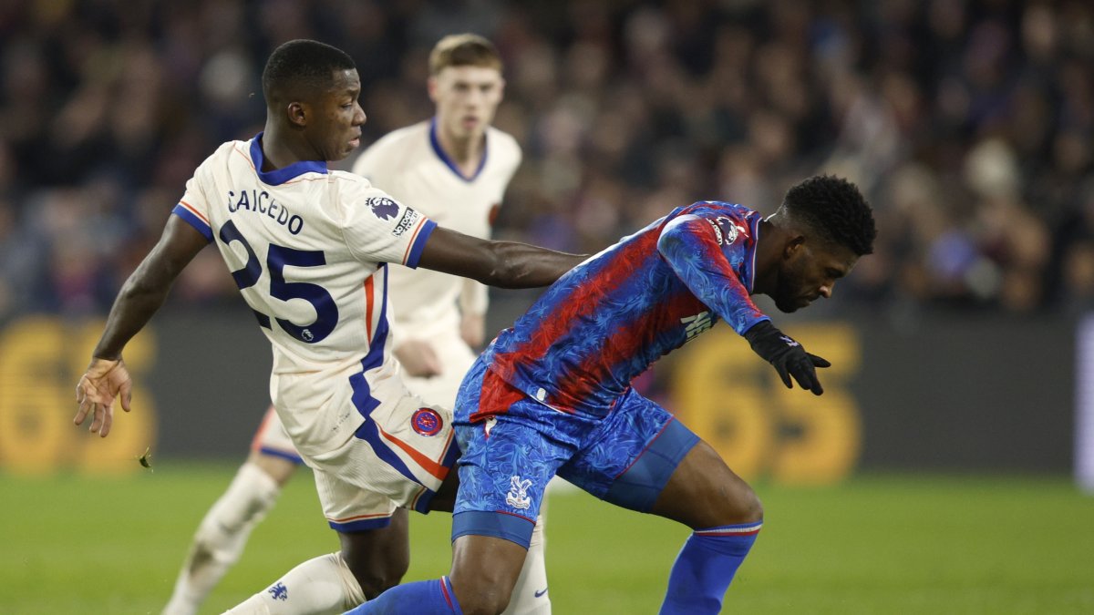 Moisés Caicedo (i) sigue la marca de un jugador de Crystal Palace en el empate 1-1 de Chelsea