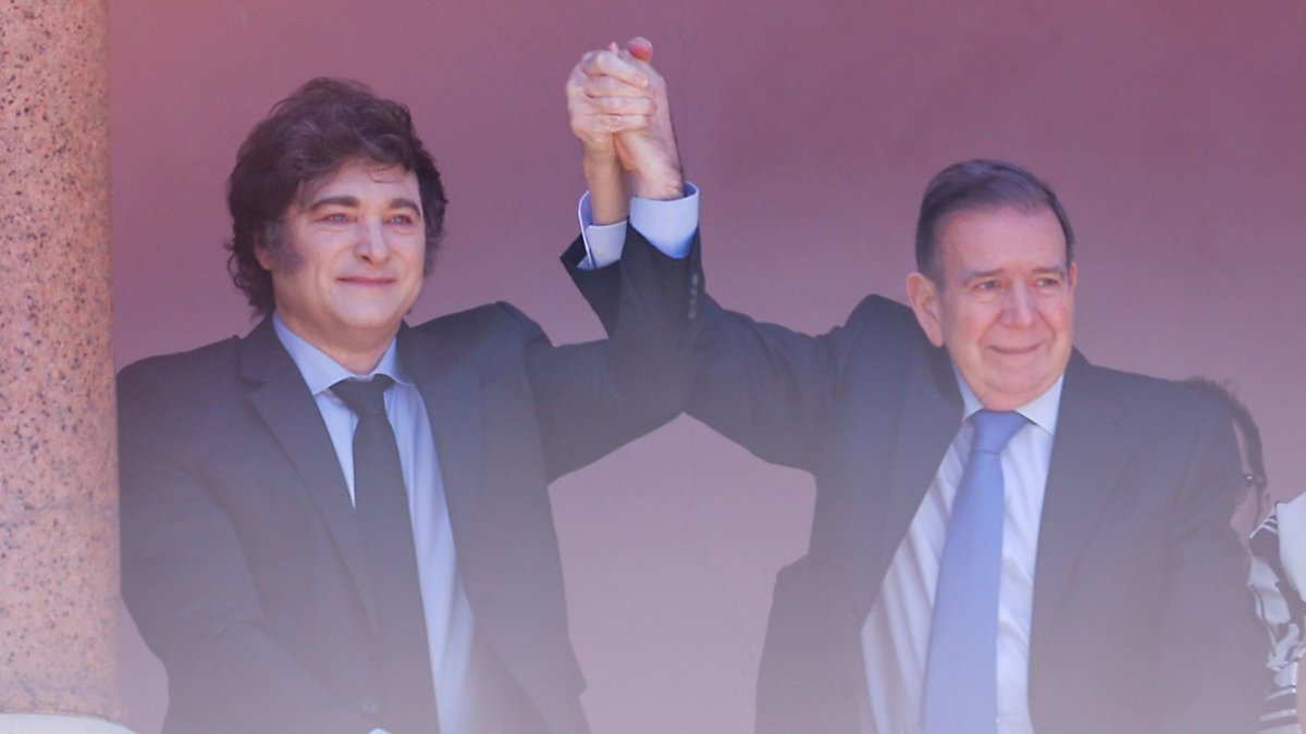 El presidente de Argentina Javier Milei (i) saluda junto al líder opositor venezolano Edmundo González Urrutia este sábado, desde un balcón de la Casa Rosada en Buenos Aires (Argentina).