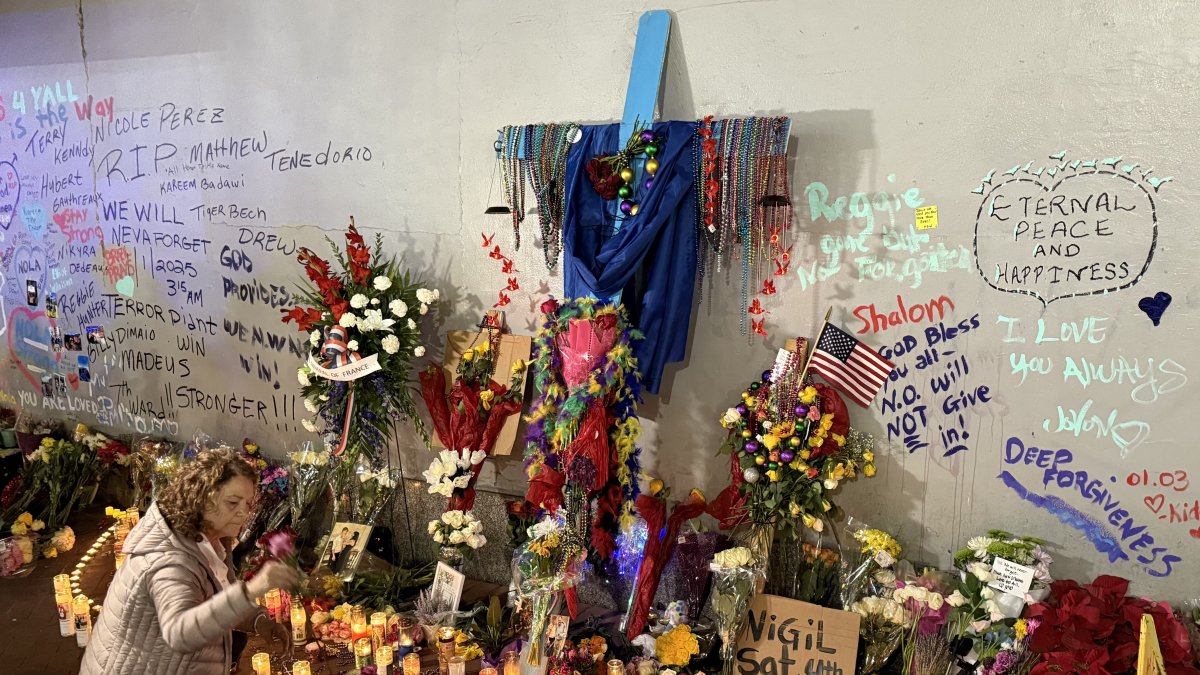 Una mujer coloca flores en honor a las víctimas del atropello masivo este viernes, en Nueva Orleans (EE.UU.). 