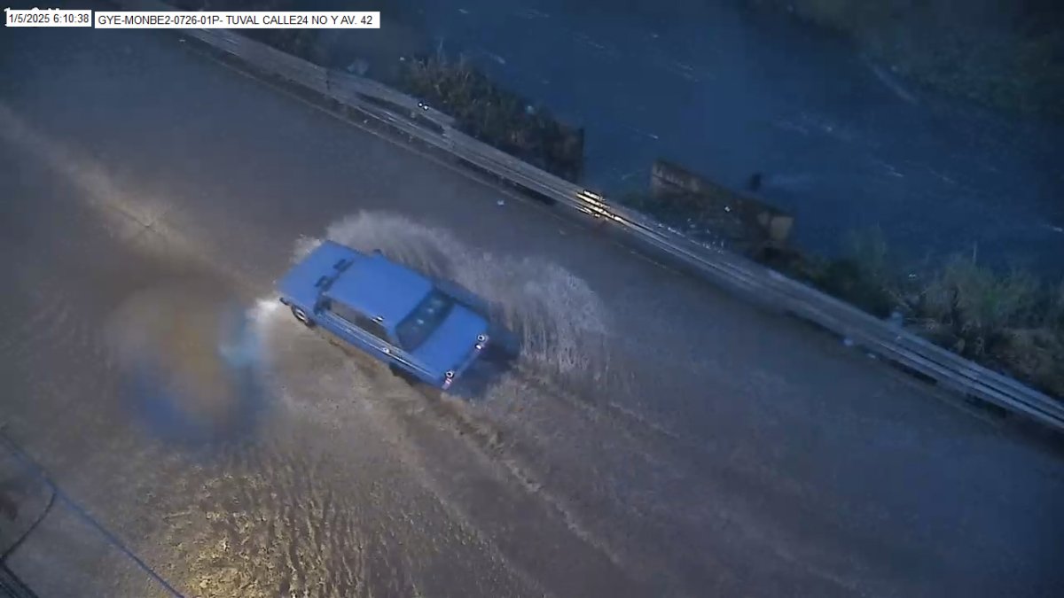 Varios sectores de la ciudad amanecieron con las calles anegadas por la intensa lluvia.