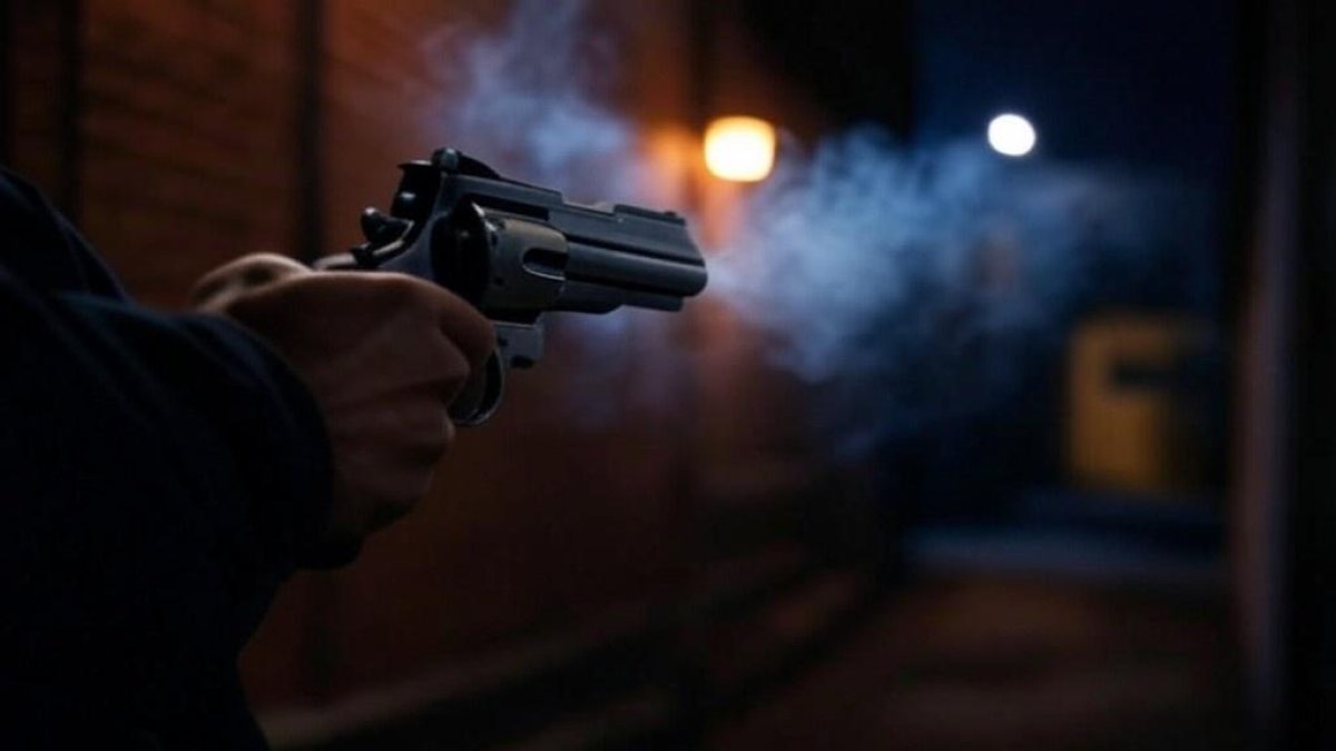 Foto referencial de arma disparándose