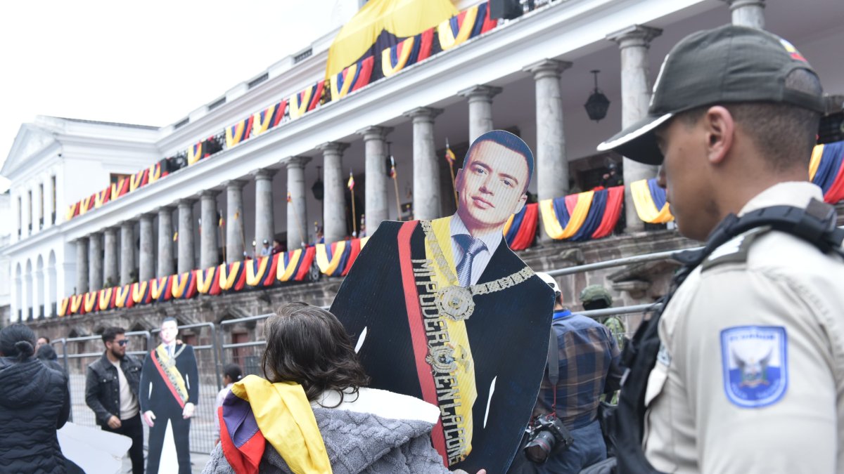 Junto a un gran despliegue policial, los simpatizantes de Noboa se aglomeraron en la Plaza Grande.