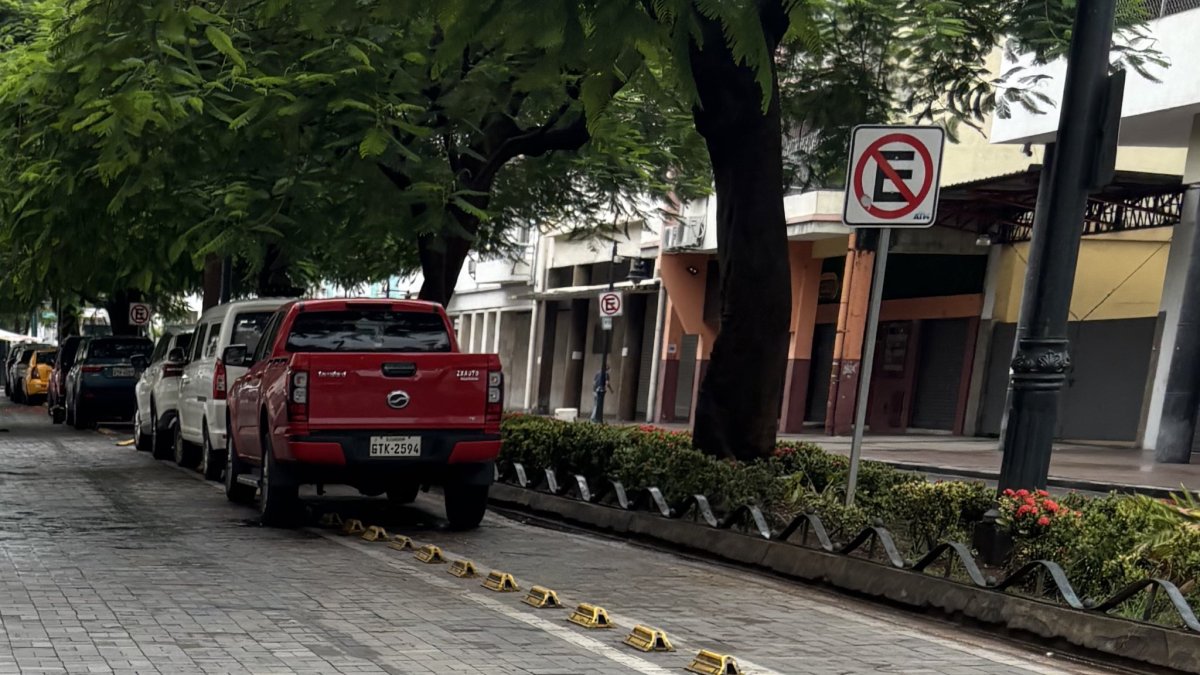 En algunas calles del centro de la ciudad, la ciclovía se convierte en parqueo de carros