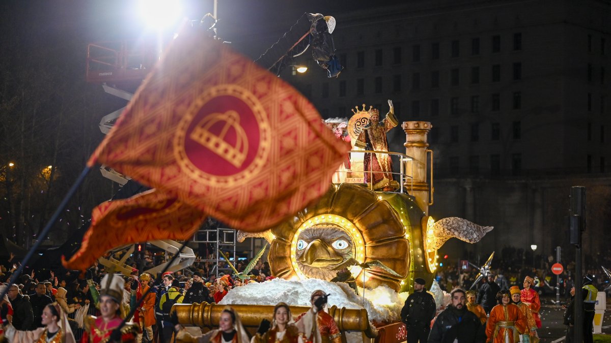 Tradicional cabalgata de los Reyes Magos, que desfila este domingo por el centro de la ciudad de Madrid.