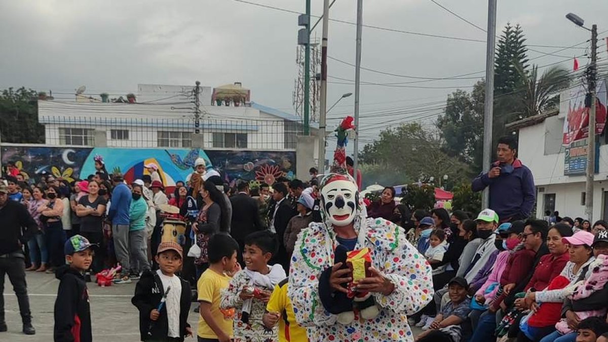 Desfile. El payaso es uno de los personajes la celebración de inocentes.