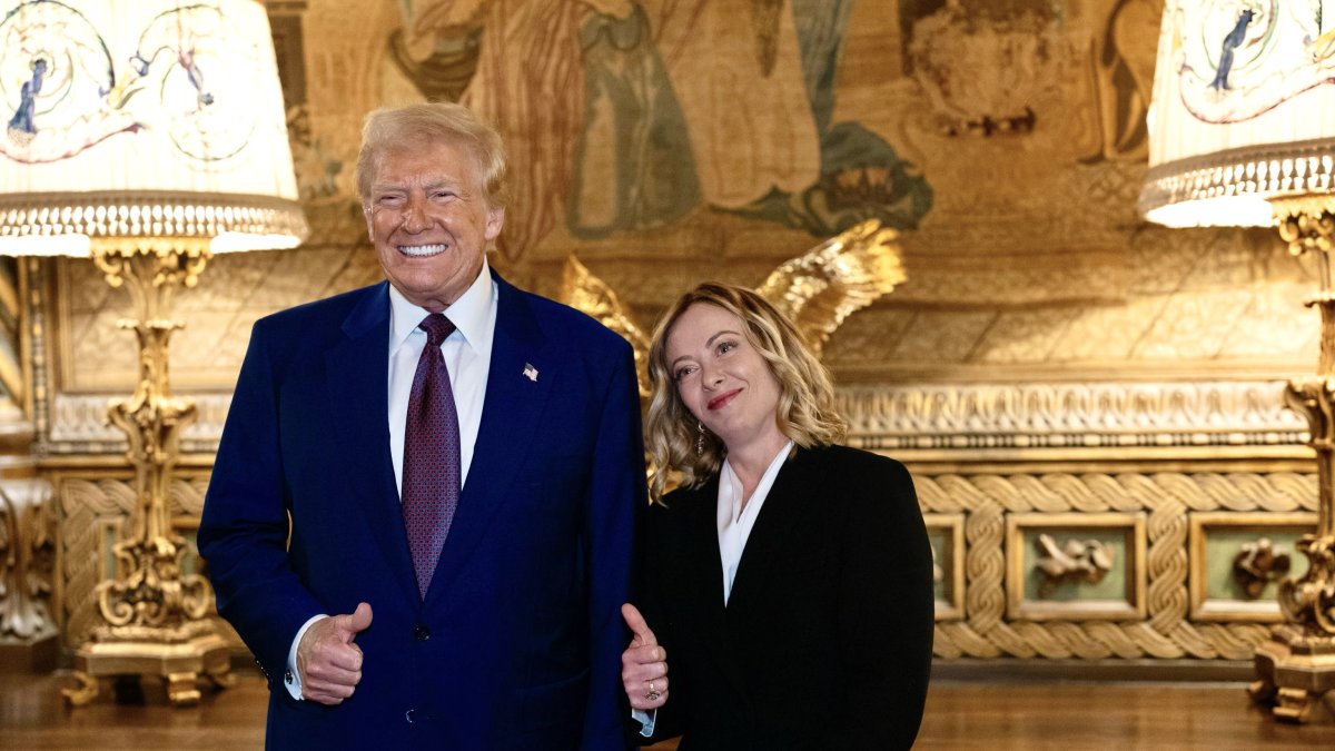 Imagen facilitada por la Oficina de Prensa del Palacio Chigi que muestra a la primera ministra italiana, Giorgia Meloni (dcha.), reuniéndose con el presidente electo de Estados Unidos, Donald Trump.