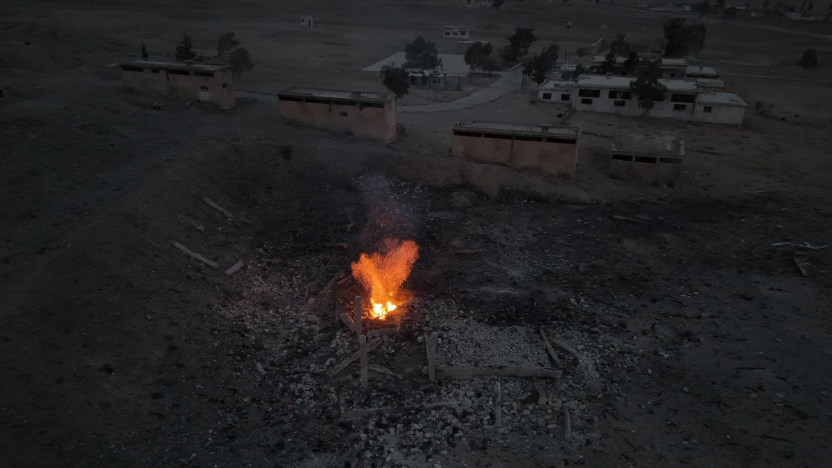 Una fotografía aérea tomada con un dron muestra el fuego en el lugar donde se encontraba un depósito de armas dañado tras una explosión cerca de Damasco, Siria, el 05 de enero de 2025.