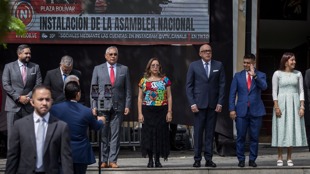 El presidente de la Asamblea Nacional (AN, Parlamento) de Venezuela, Jorge Rodríguez (3-d), asiste a un acto previo al inicio del año legislativo este domingo, en Caracas.
