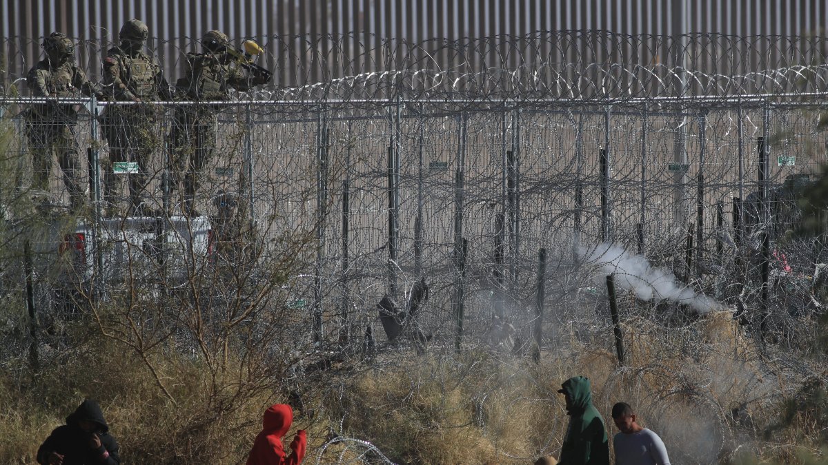 Ciudad Juárez.- Un integrante de la Guardia Nacional de Texas dispara bolas de pimienta para dispersar a un grupo de migrantes que intentan pasar de México a Estados Unidos.