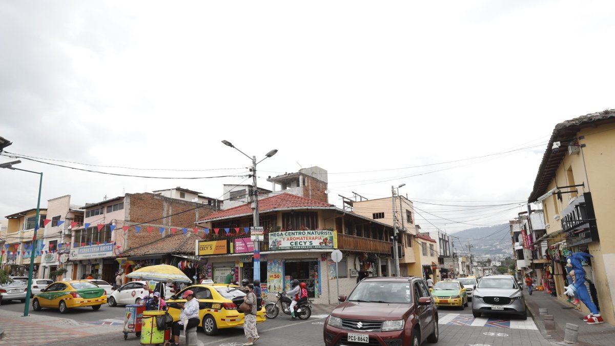 Tránsito. En la parroquia de Tumbaco las calles son estrechas lo que complica aún más la circulación de los vehículos.