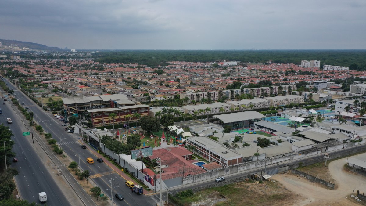 La vía a la costa está siendo proyectada como el nuevo punto de desarrollo de Guayaquil. Expertos indican que su expansión debe ser ordenada, enfocándose en la sostenibilidad.