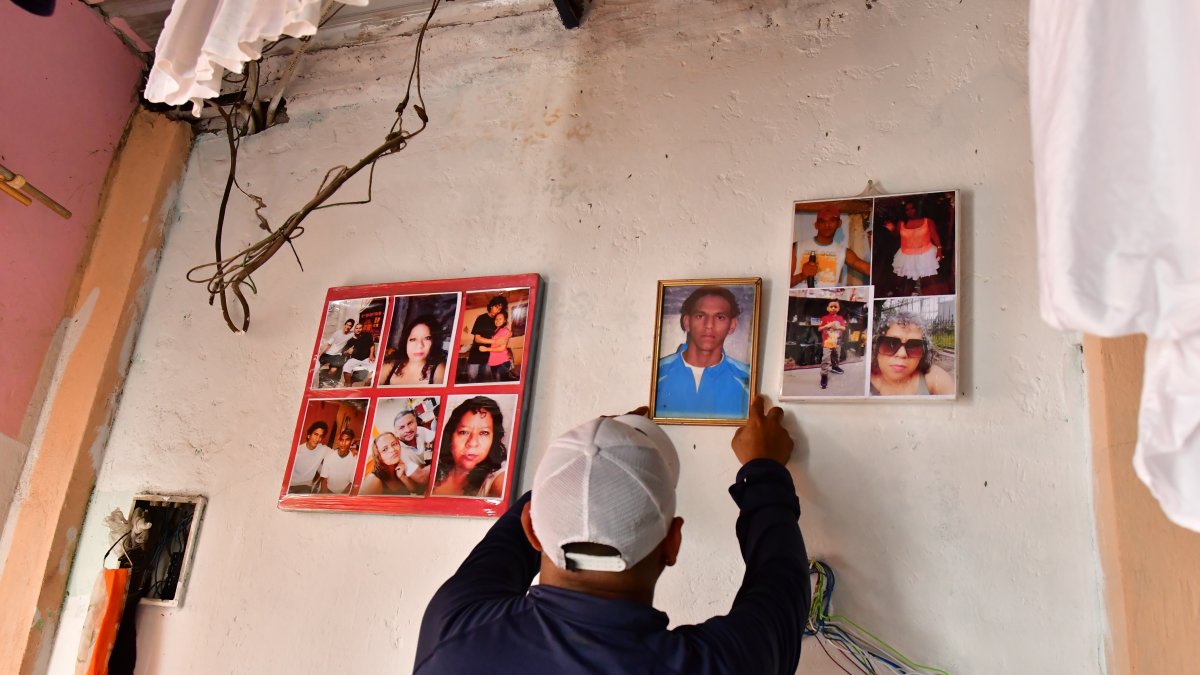 Aún cuelga la fotografía de su hermano, con el amargo recuerdo.