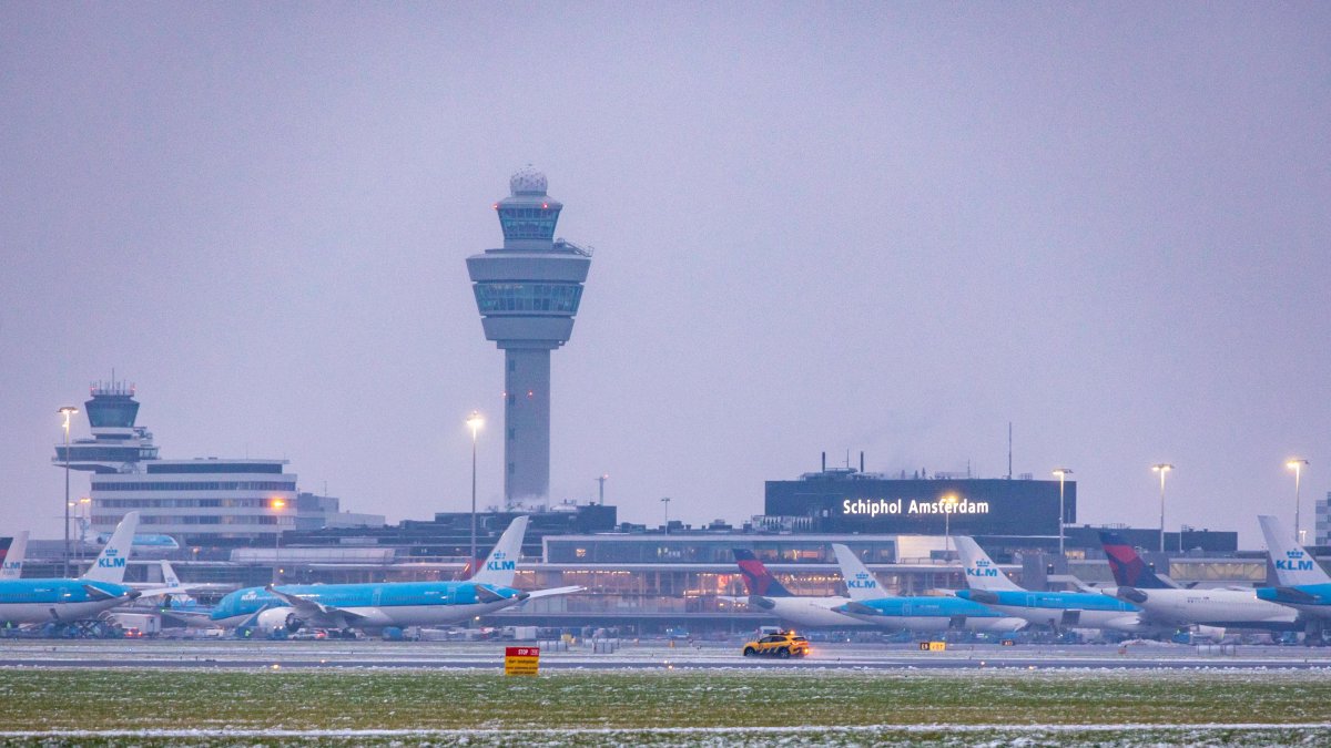 La nieve cubre la pista del aeropuerto de Ámsterdam-Schiphol en Haarlemmermeer, Países Bajos, el 05 de enero de 2025.