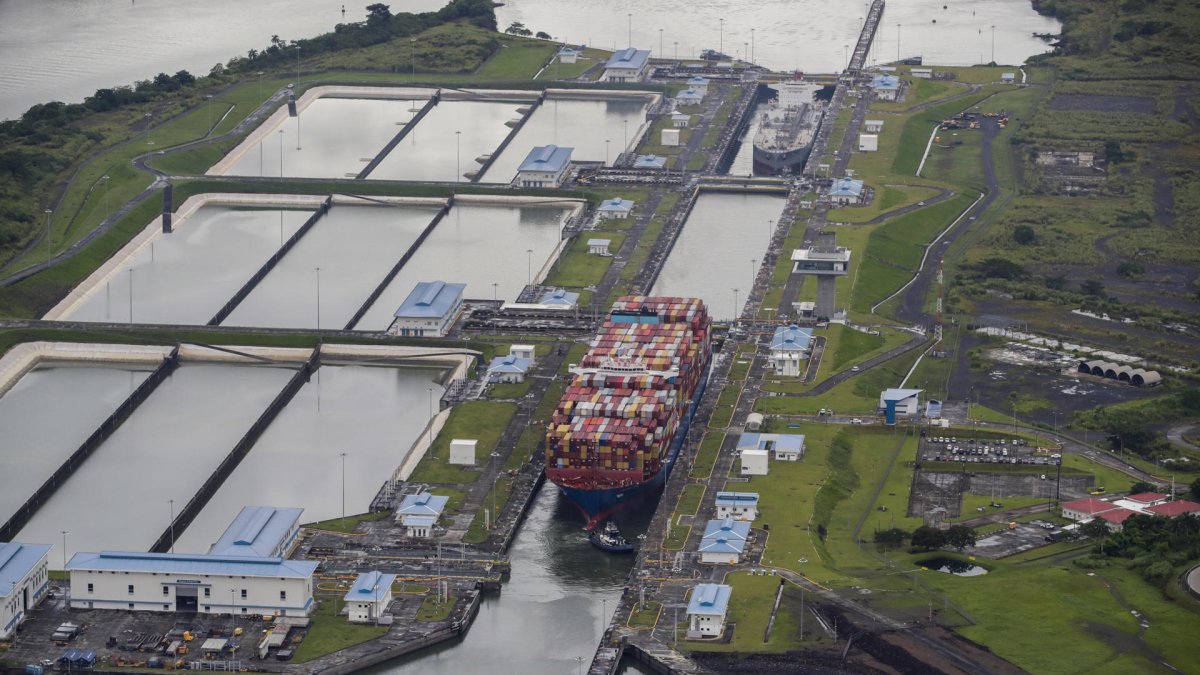 Comercio. Un buque pasa por el Canal de Panamá.