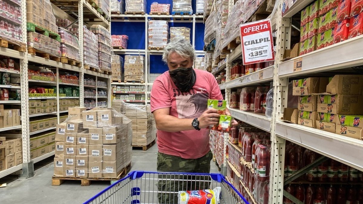 Supermercado. Un cliente realiza las compras de los víveres.