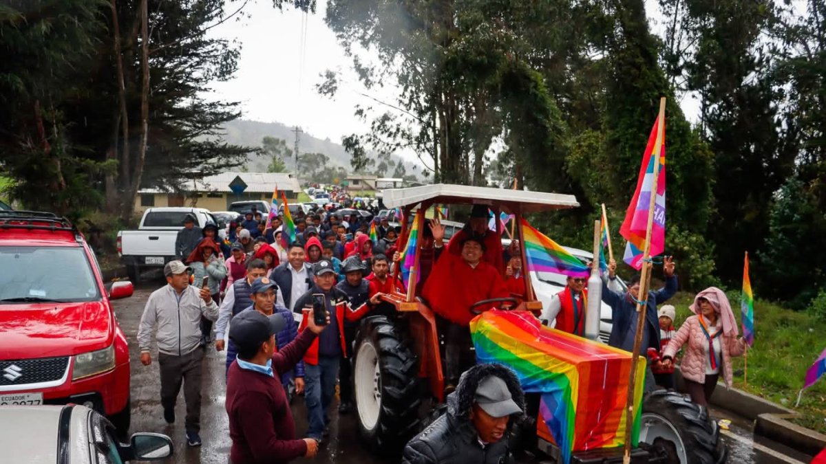 Manejando un tractor llegó el candidato presidencial Leónidas Iza hasta la comunidad San Ignacio, en Toacaso.