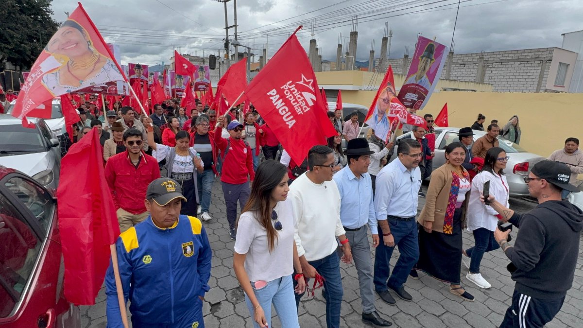 Jorge Escala junto a Pacha Terán y los candidatos a asambleístas recorrieron las calles de Pujilí.