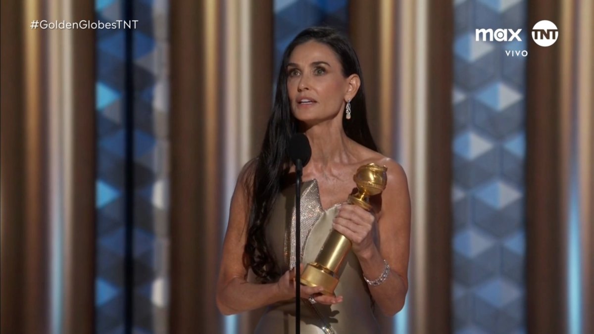 Demi Moore durante su discurso cuando recibió su primer Globo de Oro como Mejor Actriz por su papel en 'La Sustancia'.
