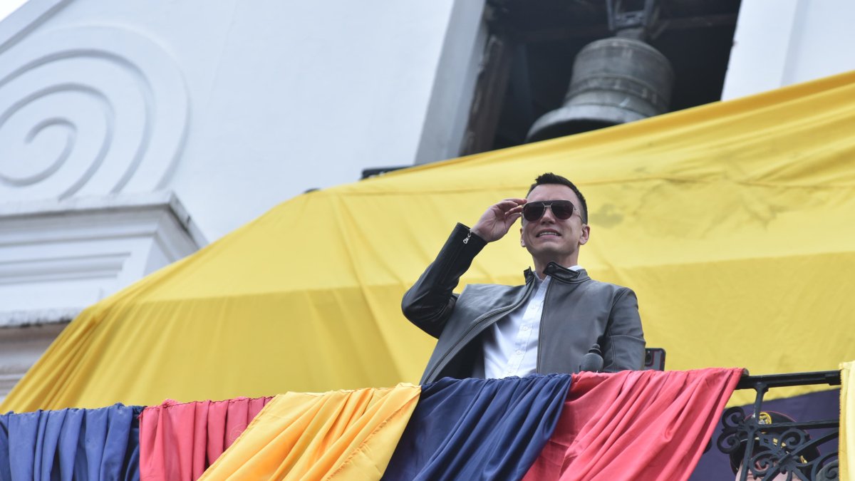 El presidente Daniel Noboa en el balcón del Palacio de Carondelet, este domingo 5 de enero del 2025.